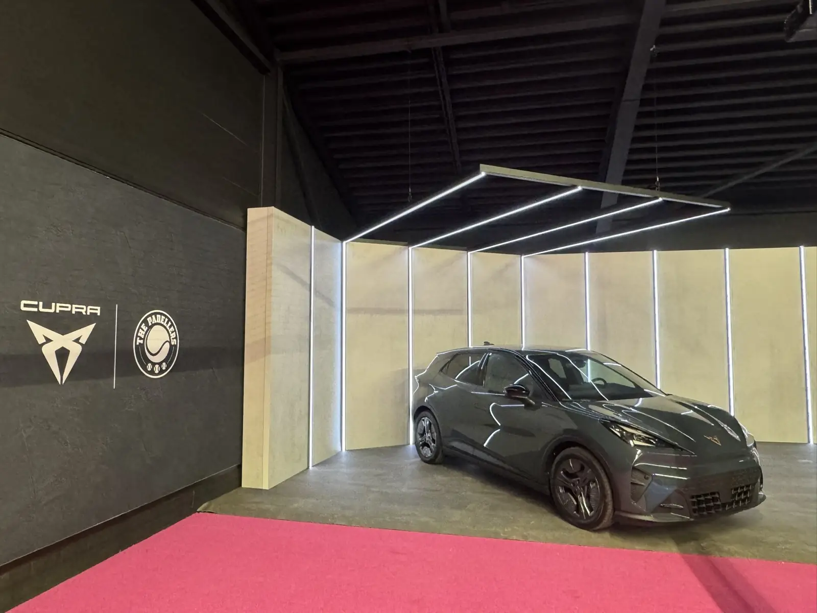 De Cupra in de showbox met lichtlijnen