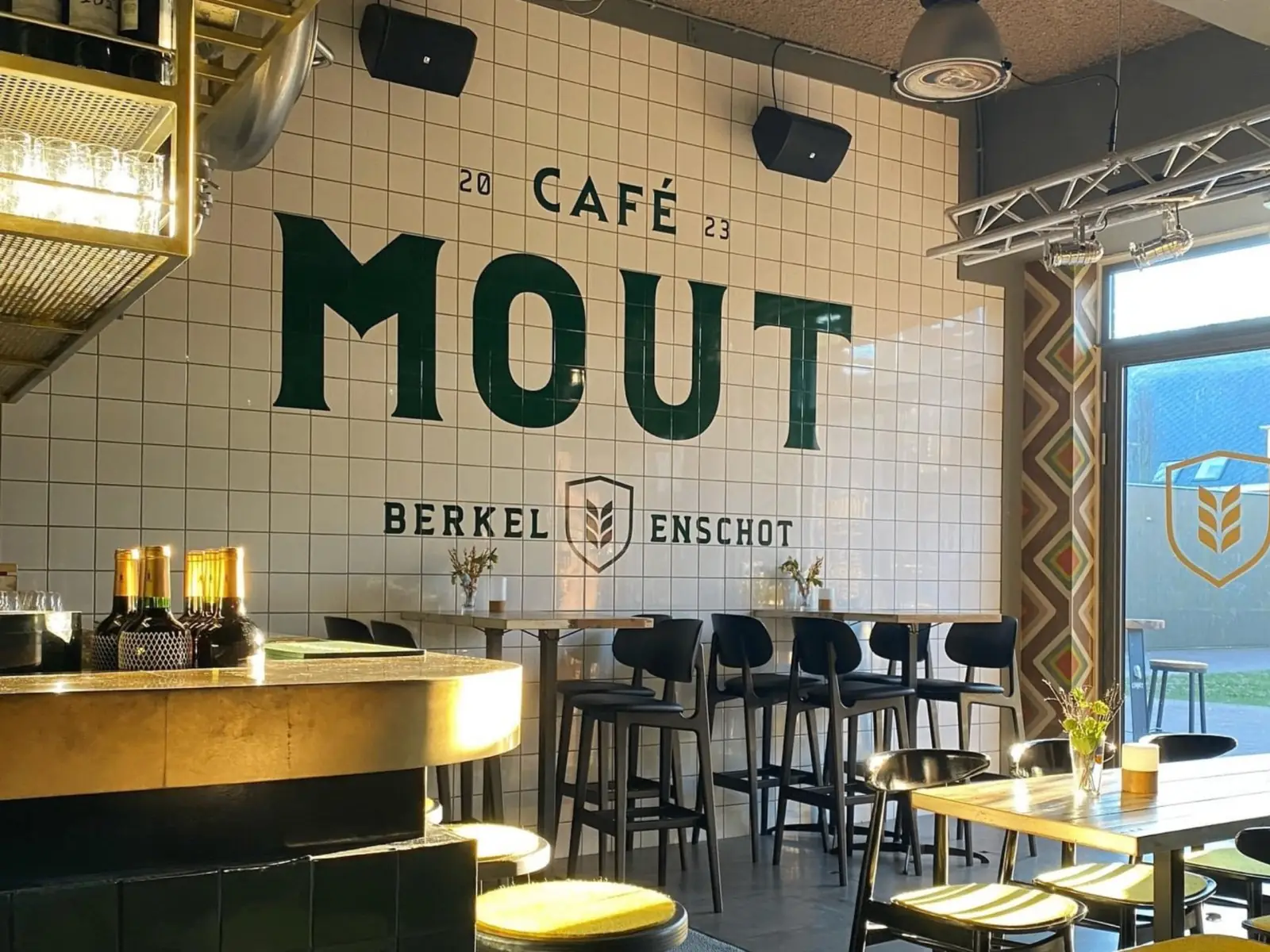 Café Mout met de speakers aan de tegelwand